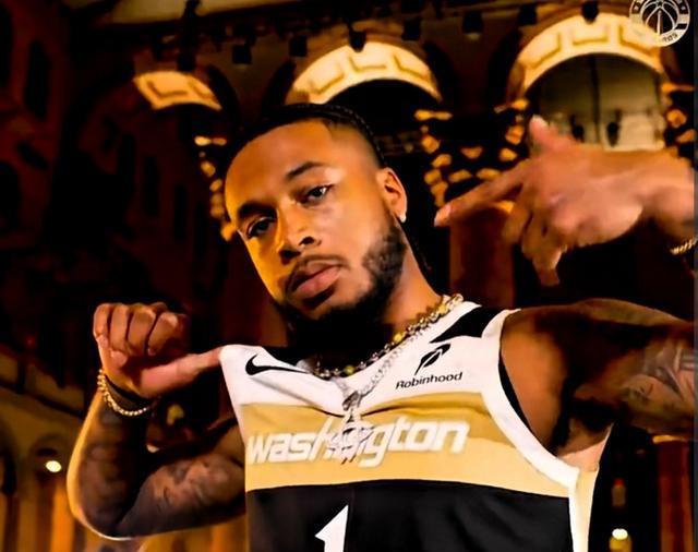 惠特摩尔发, 视频宣传中, 尔接受NB 惠特摩尔发, 视频宣传中, 尔接受NB